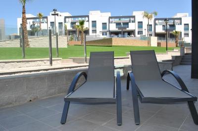 Bottenvåningslägenhet i Oasis Beach Punta Prima 8 Nº 035 in España Casas