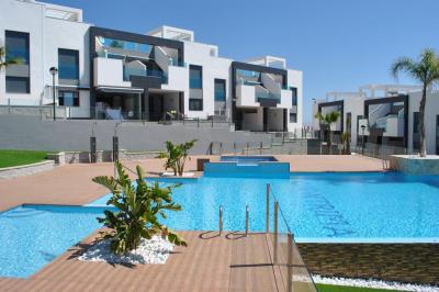 Jarðhæð íbúð í Oasis Beach Punta Prima 8 Nº 035 in España Casas